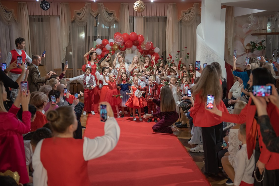 Выпускной в детской школе моделей HAPPYkids 2024. Семейный и коммерческий фотограф в Сочи Александр Бодунов