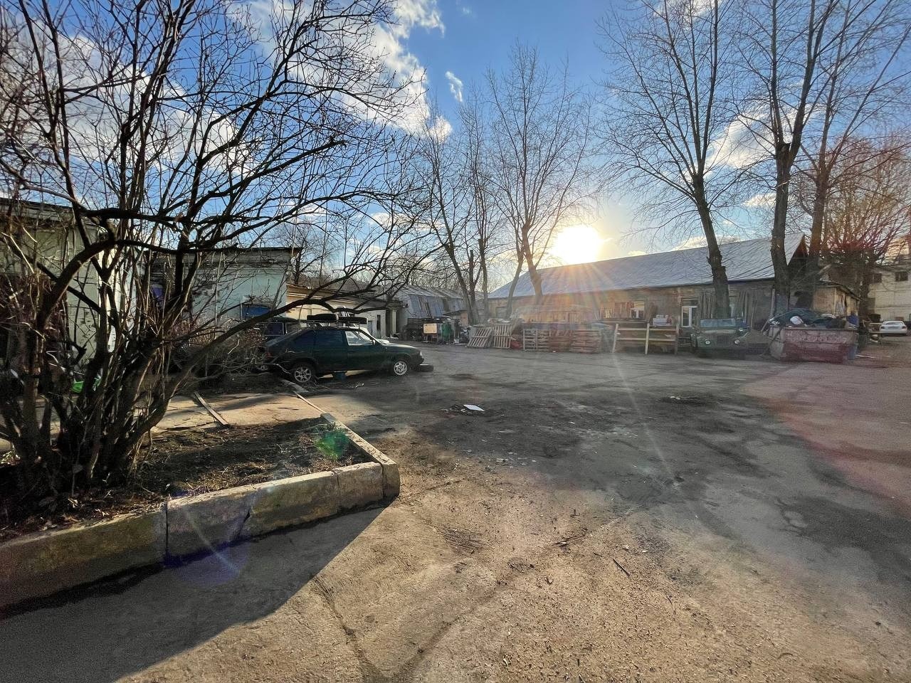 Уличная территория. Кино в НИИ СНЕГИРИ (Very Strong Place) — Москва