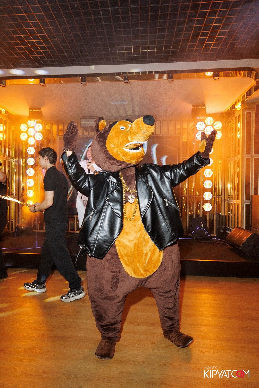УХО И МЕДВЕДЬ НА КУРМАНАГАЗЫ. КИПЯТКОМ АЛМАТЫ! Фотосъемка мероприятий в Алматы