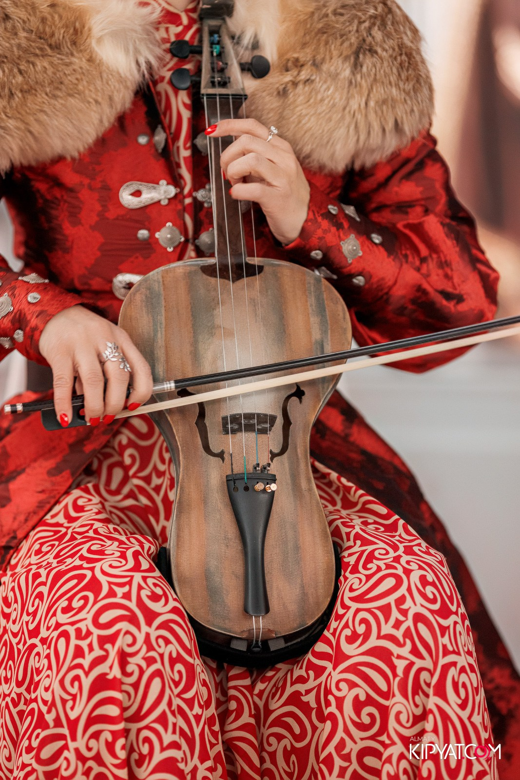 FASHION ПОКАЗ, КАЗАХСКОЙ НАЦИОНАЛЬНОЙ ОДЕЖДЫ. КИПЯТКОМ АЛМАТЫ!