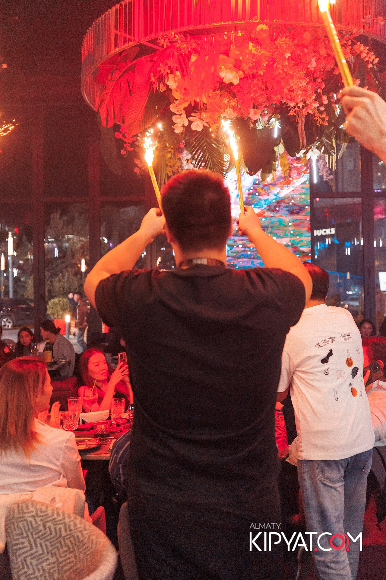 Friends bar & terrace. КИПЯТКОМ АЛМАТЫ!