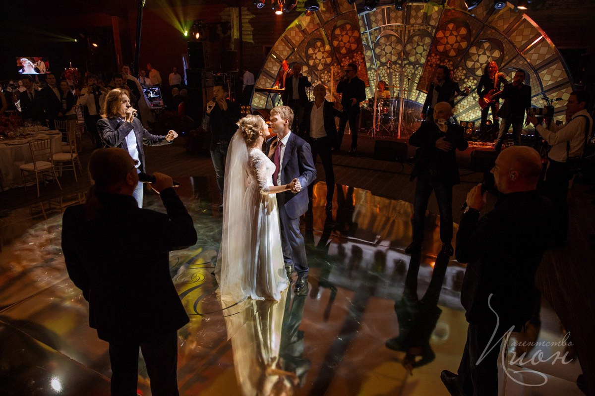 Организация свадьбы в Москве. Свадебное агентство ПИОН. Подобрать ресторан на свадьбу, ведущий на свадьбу, свадебный декор, свадебные фото. 