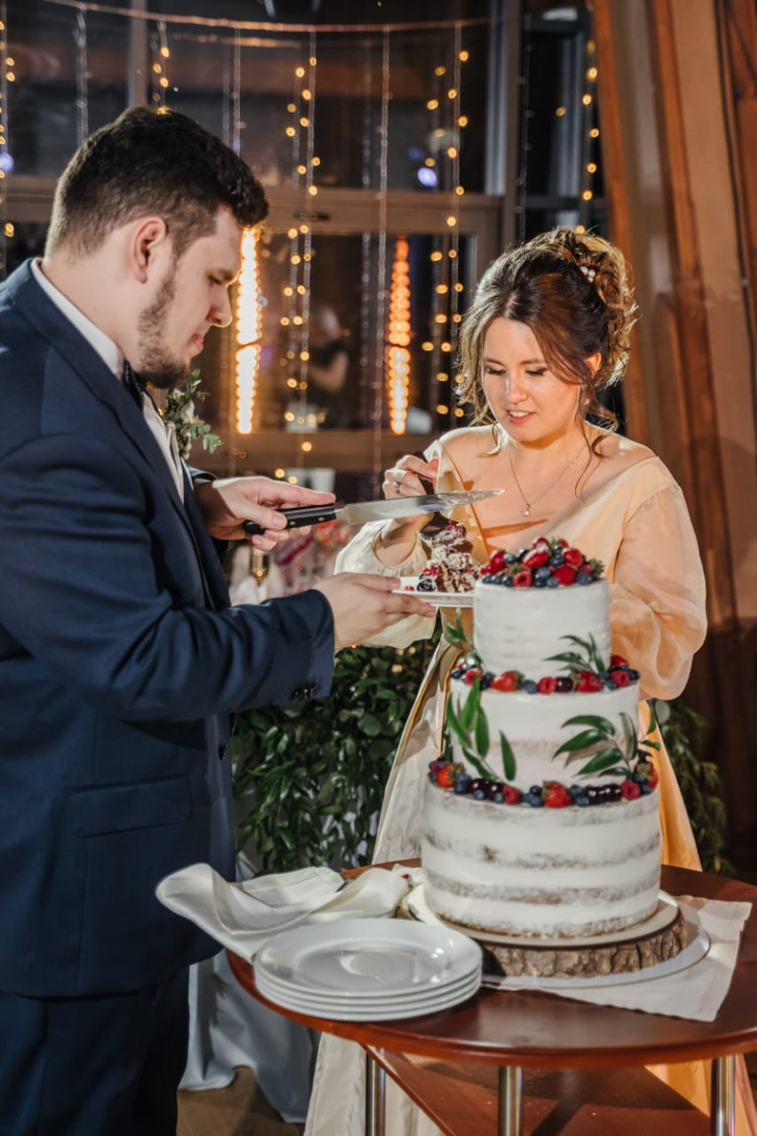 Организация свадьбы в Москве. Свадебное агентство ПИОН. Подобрать ресторан на свадьбу, ведущий на свадьбу, свадебный декор, свадебные фото. Свадебный торт