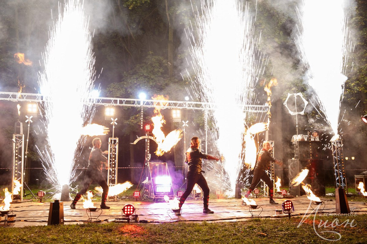 Организация свадьбы в Москве. Свадебное агентство ПИОН. Подобрать ресторан на свадьбу, ведущий на свадьбу, свадебный декор, свадебные фото. Шоу программа на свадьбу