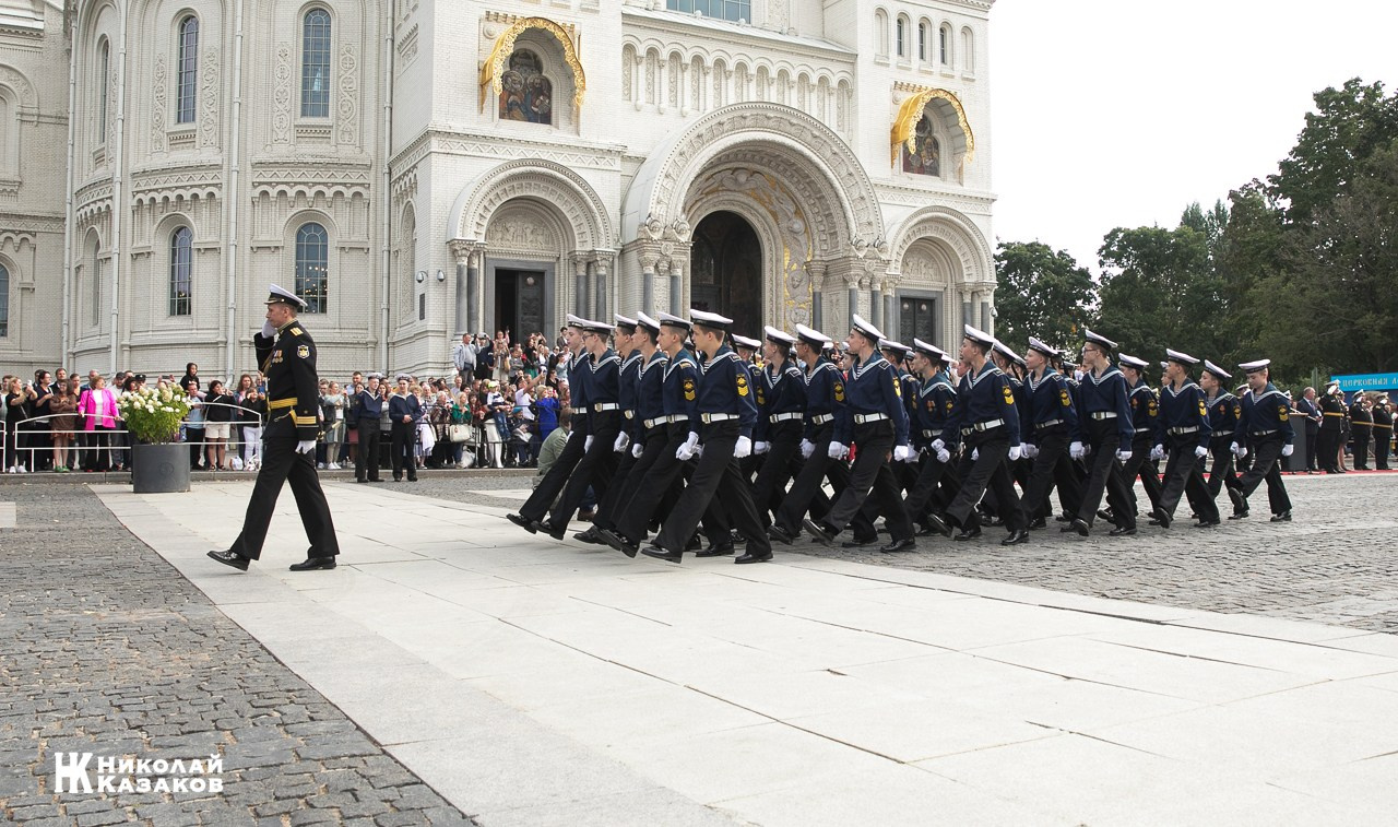 Кадеты  морского кадетского военного корпуса маршируют по Якорной площади на фоне Кронштадского морского собора