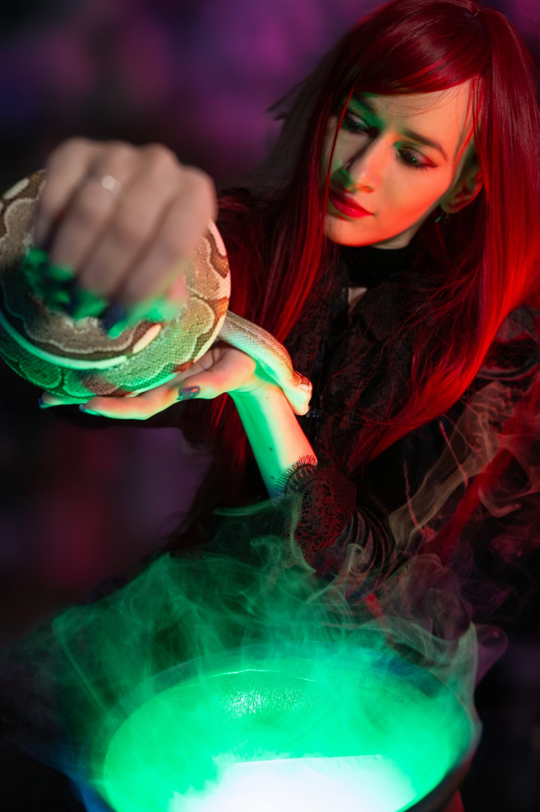 готическая фотосессия ведьмы со змеями, спиритическая доска, черепа