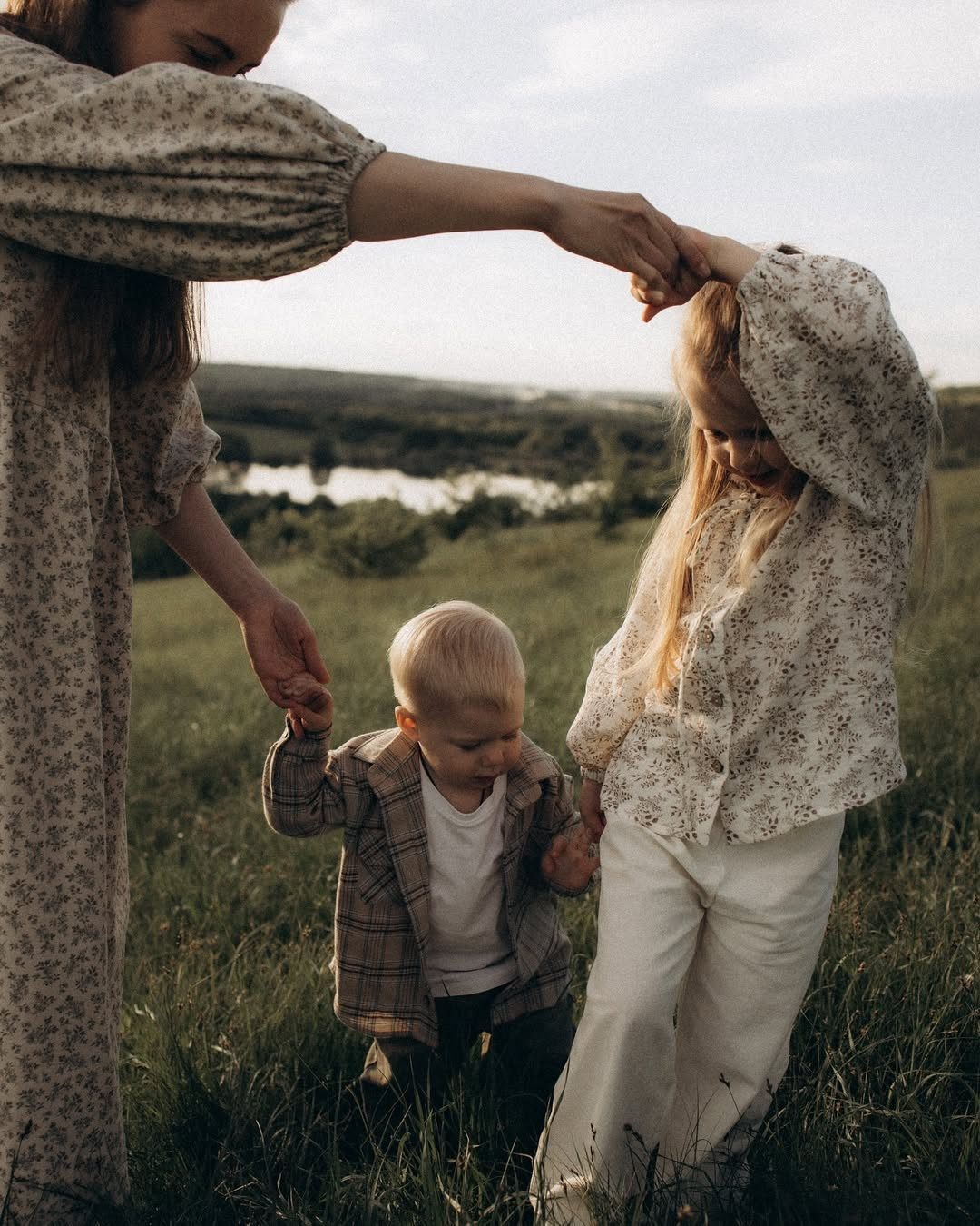 Мама с детьми / поле