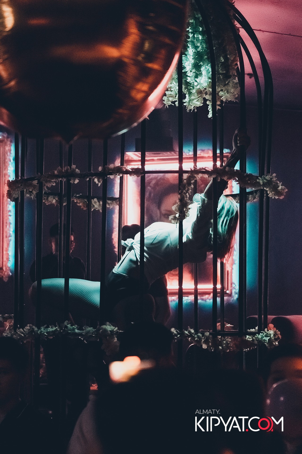 UYAT EMES BAR. КИПЯТКОМ АЛМАТЫ!