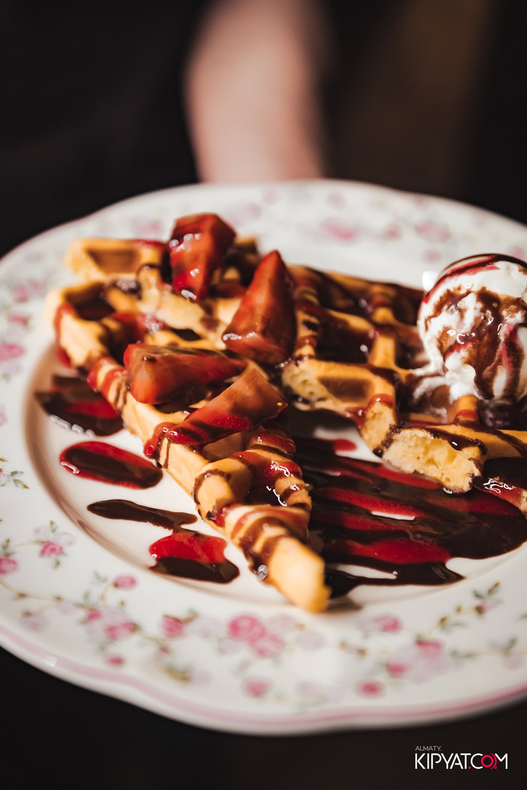 РЕСТО-БАР СКАНДАЛИСТЪ. КИПЯТКОМ АЛМАТЫ!