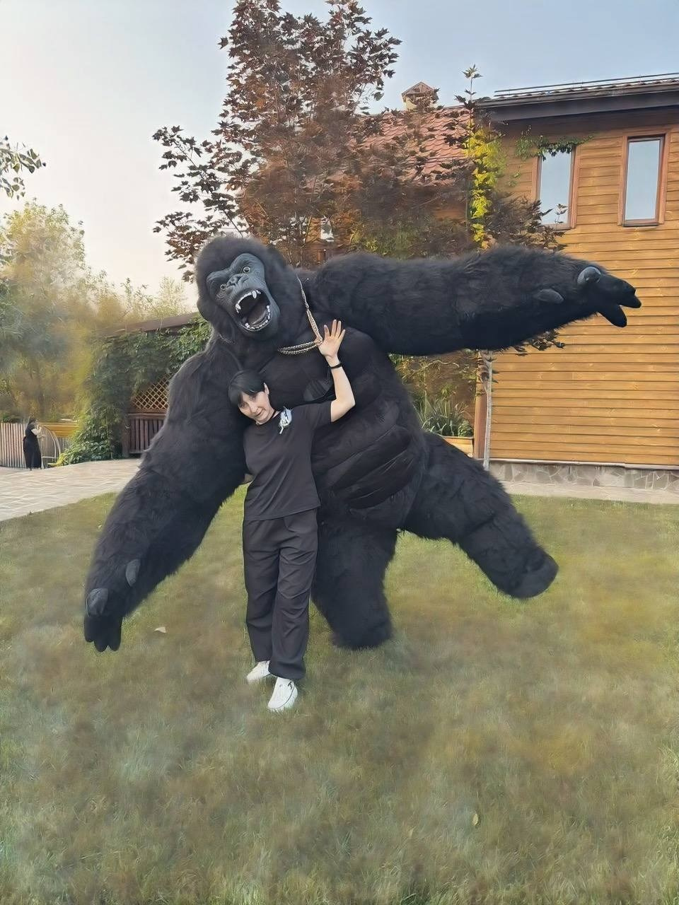 ростовая кукла горилла позирует на фото с фотографом Марина Ковалёва в городе Волгодонске