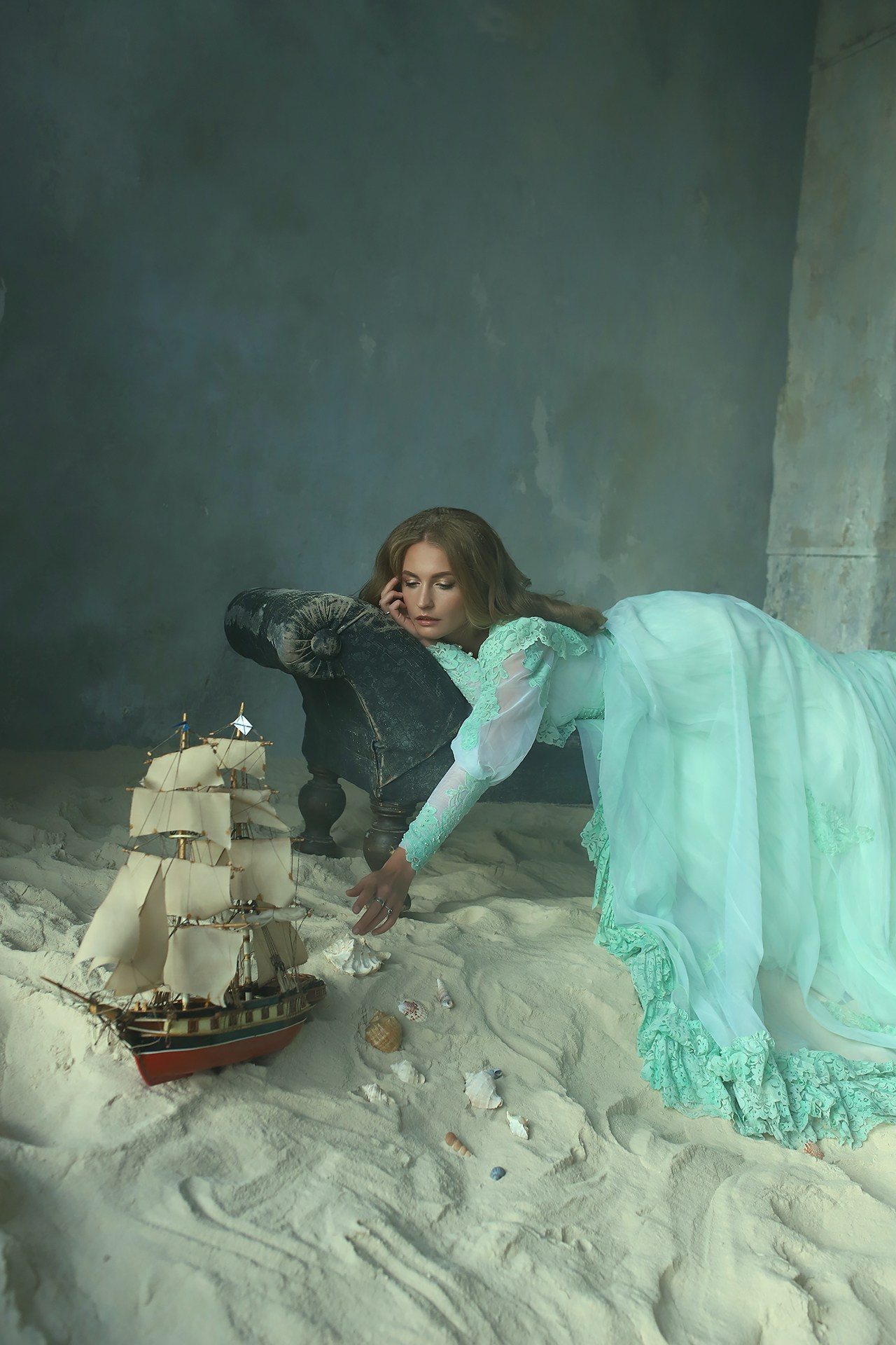 Девушка и море. Художественная винтажная фотография