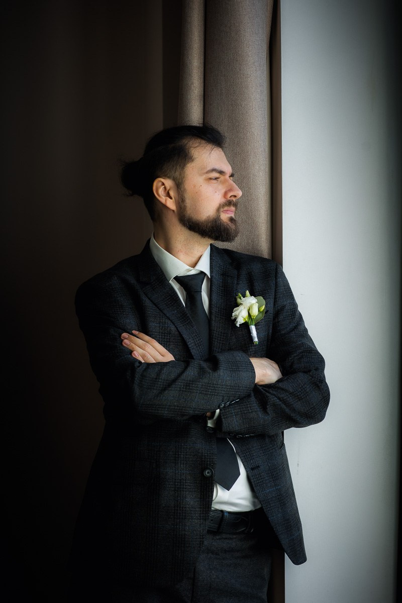 Жених смотрит в окно