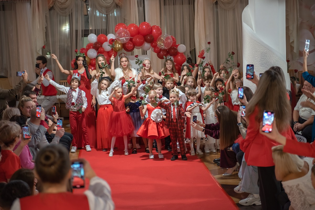 Выпускной в детской школе моделей HAPPYkids 2024. Семейный и коммерческий фотограф в Сочи Александр Бодунов