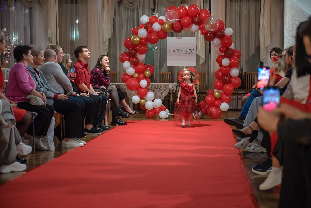 Выпускной в детской школе моделей HAPPYkids 2024. Семейный и коммерческий фотограф в Сочи Александр Бодунов