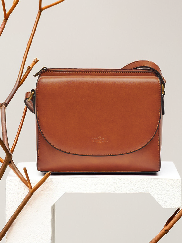 предметная фотография сумки на подиуме в окружении графичных фигур