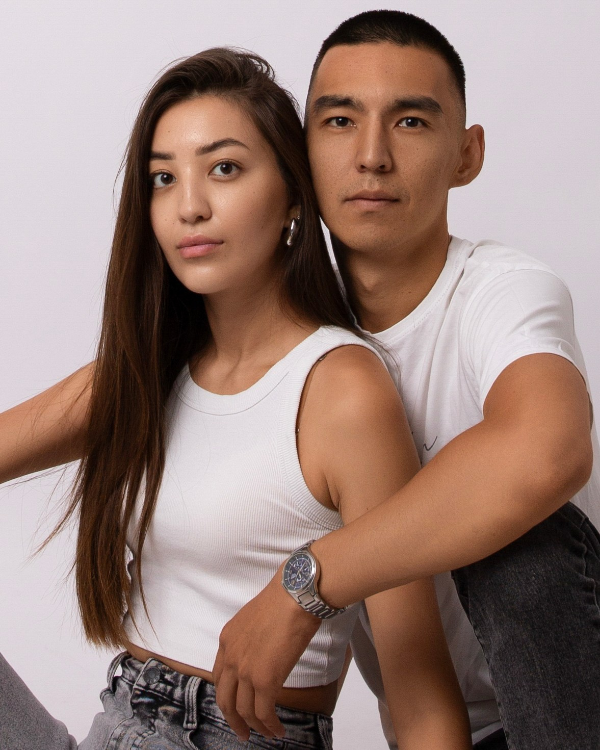 Одинаковые образы на съемке влюбленной пары в белой майке и джинсах