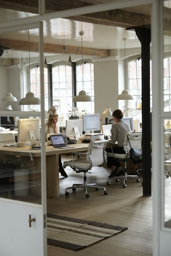 Сотрудники за работой. Главная