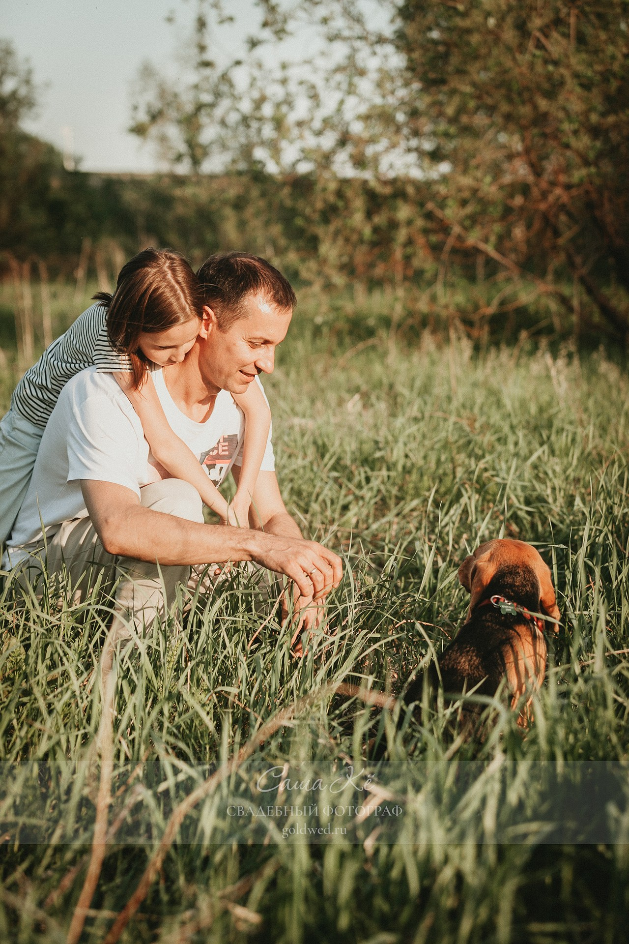 Фотограф Саша Кё - прогулочная фотосессия с семейной съемкой, поцелуями и нежностью