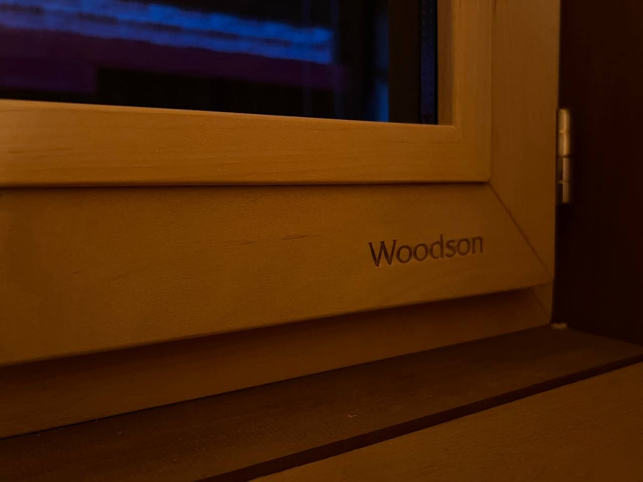 Семейная сауна в Охте: термоольха, природный камень и аккуратное реечное ограждение печи, защищающее любопытные детские ручки. SaunaTopMasters