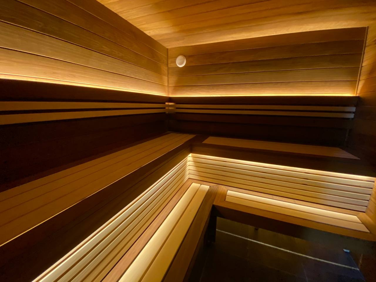 Сауна под Кировском. Парная выполнена из комбинации Абаши и Термоабаши. А в Противопожарном углу красуется печь Sawo Aries. SaunaTopMasters