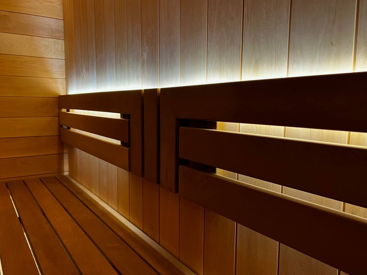 Уютная сауна в КП Новый Мир. В центре внимания- Harvia Cilindro, а закарнизное освещение плавно перетекает в подсветку противопожарного угла. SaunaTopMasters