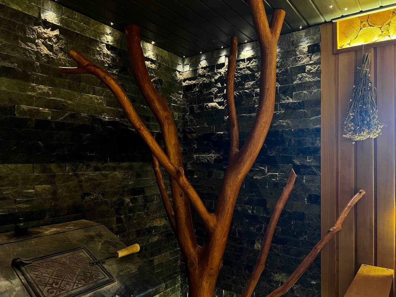 Полностью обновленная парная в Стрельцово с добавлением таких ништяков, как ночное звездное небо, второе дыхание и даже настоящее дерево!. SaunaTopMasters