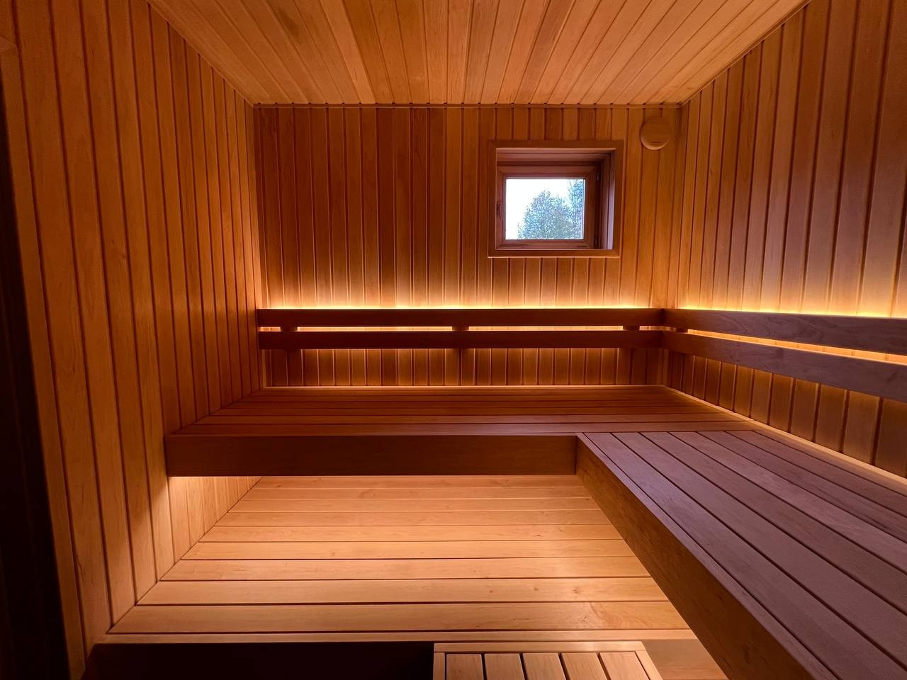 Две симметричные парные в Зеленогорске: ольха софтлайн и каменка Везувий в противопожарном углу из сланца. SaunaTopMasters