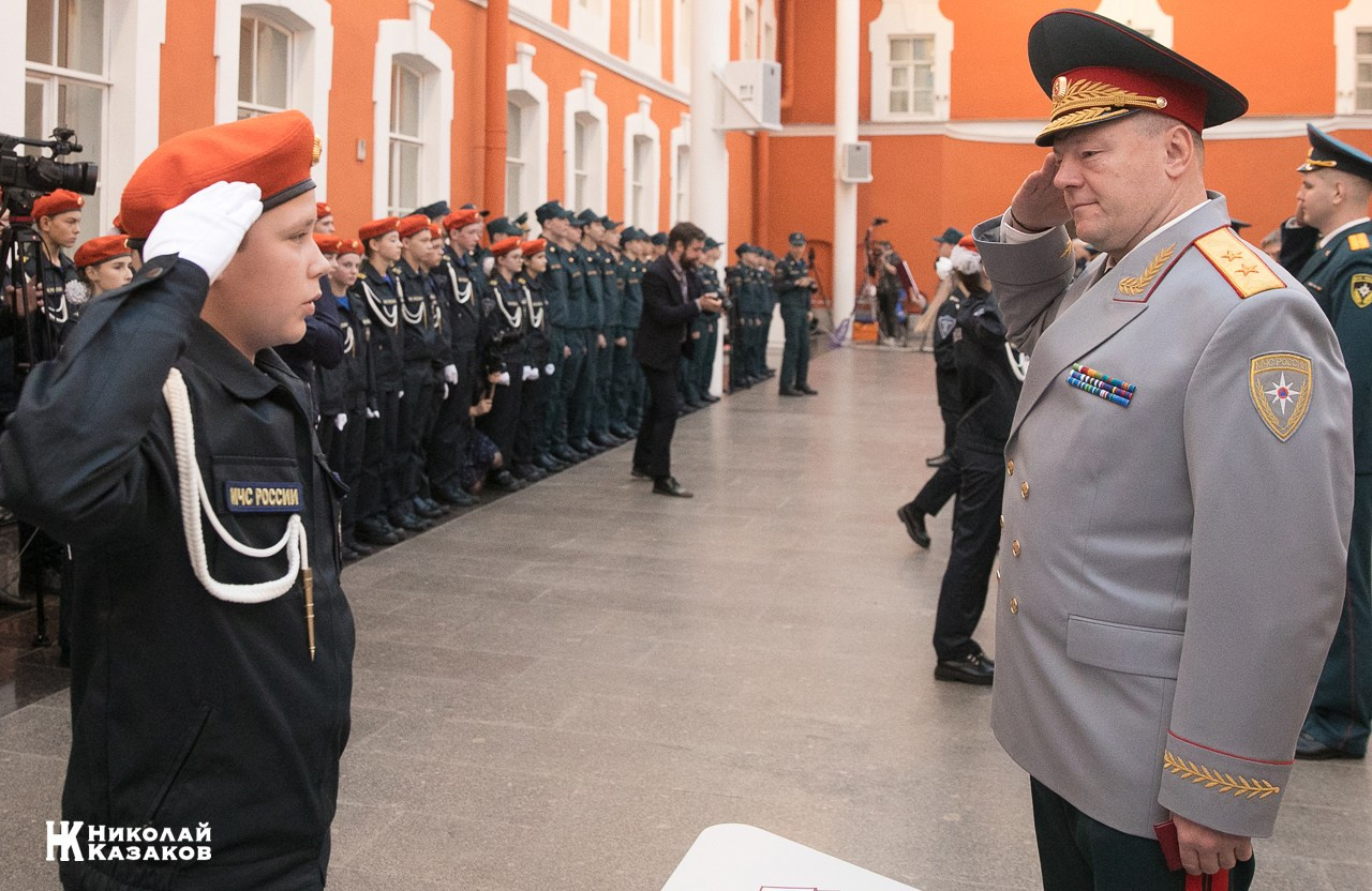 Воспитанник кадетского класса МЧС отдает честь генералу Алексею Серко во время торжественного посвящения в кадеты в Атриуме Петропавловской крепости 