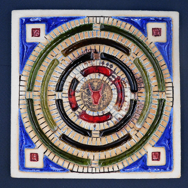 Керамическое панно "Лабиринт Минотавра". Полностью ручная работа, выполнена из шамотной массы и расплавленного стекла, которое при высоком обжиге создает неожиданные декоративные эффекты. Точное повторение цветовой палитры и эффектов стекла невозможно. Авторская керамика, ручная работа, высокий обжиг.