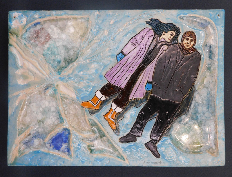 Керамическое панно по мотивам фильма "Вечное сияние чистого разума" (2004). "- А вдруг лёд треснет? - А тебе сейчас не всё равно?" (с) В работе использовано стекло, которое при высоком обжиге дает красивый эффект треснувшего льда. Авторская керамика, ручная лепка и роспись ангобами и глазурями, высокий обжиг.