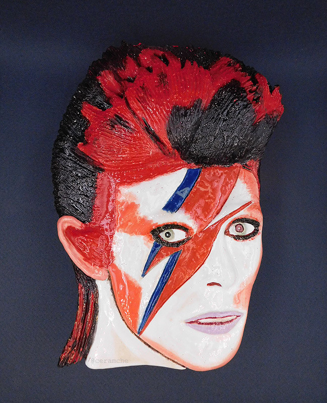 Керамический портрет Дэвида Боуи в образе времен Aladdin sane. Сложный декор, полностью ручная работа. Авторская керамика, ручная лепка и роспись ангобами и глазурями, высокий обжиг.