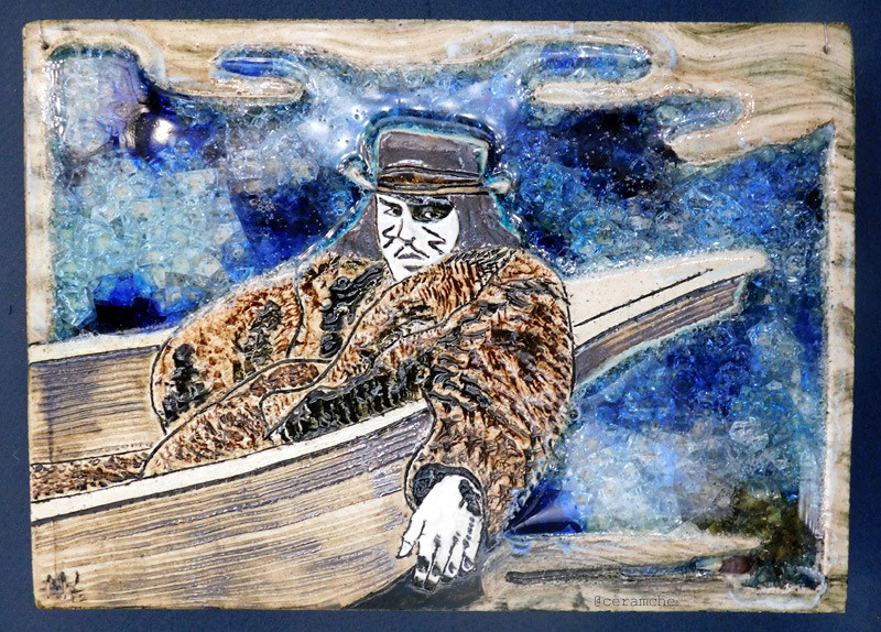 Керамическое панно из серии «Дикое время» (многочастное произведение из четырех керамических панно), выполненных вручную из шамотной глины. В основе всех изображений - кадры из фильма Джима Джармуша «Мертвец» (1995). Человек в лодке только начал свой путь, он насторожен, боится, и прячет за пазухой пистолет. Он слишком подавлен влиянием Дикого Времени и не видит, что за его спиной открывается Тонкий мир, куда он так стремился попасть.