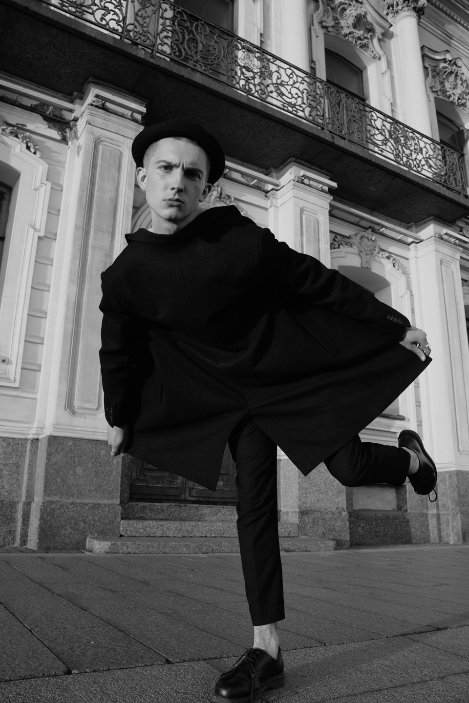 Фотография парня возле стены с пиджаком 