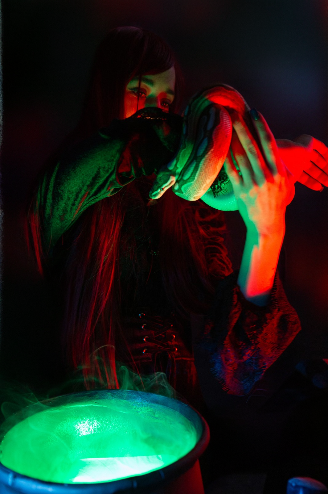 готическая фотосессия ведьмы со змеями, спиритическая доска, черепа