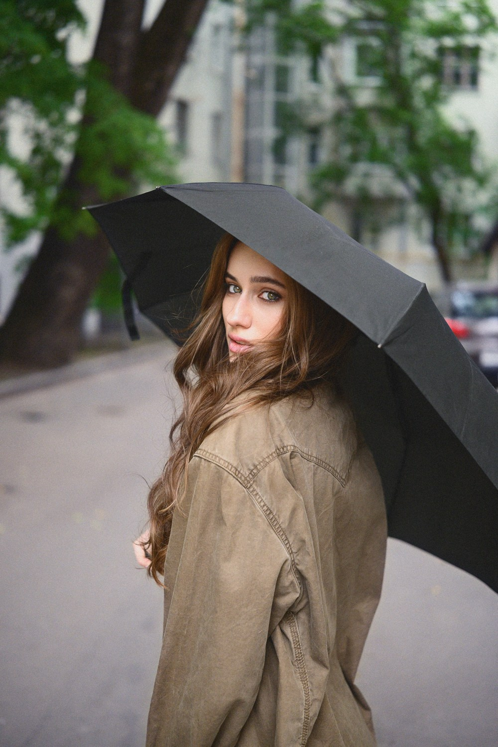 крупный потрет красивой молодой девушки, рассеянный мягкий свет, пронзительный взгляд, уличный портрет, рыжие волосы, высокое качество, фото как из фильма, фото в рамке