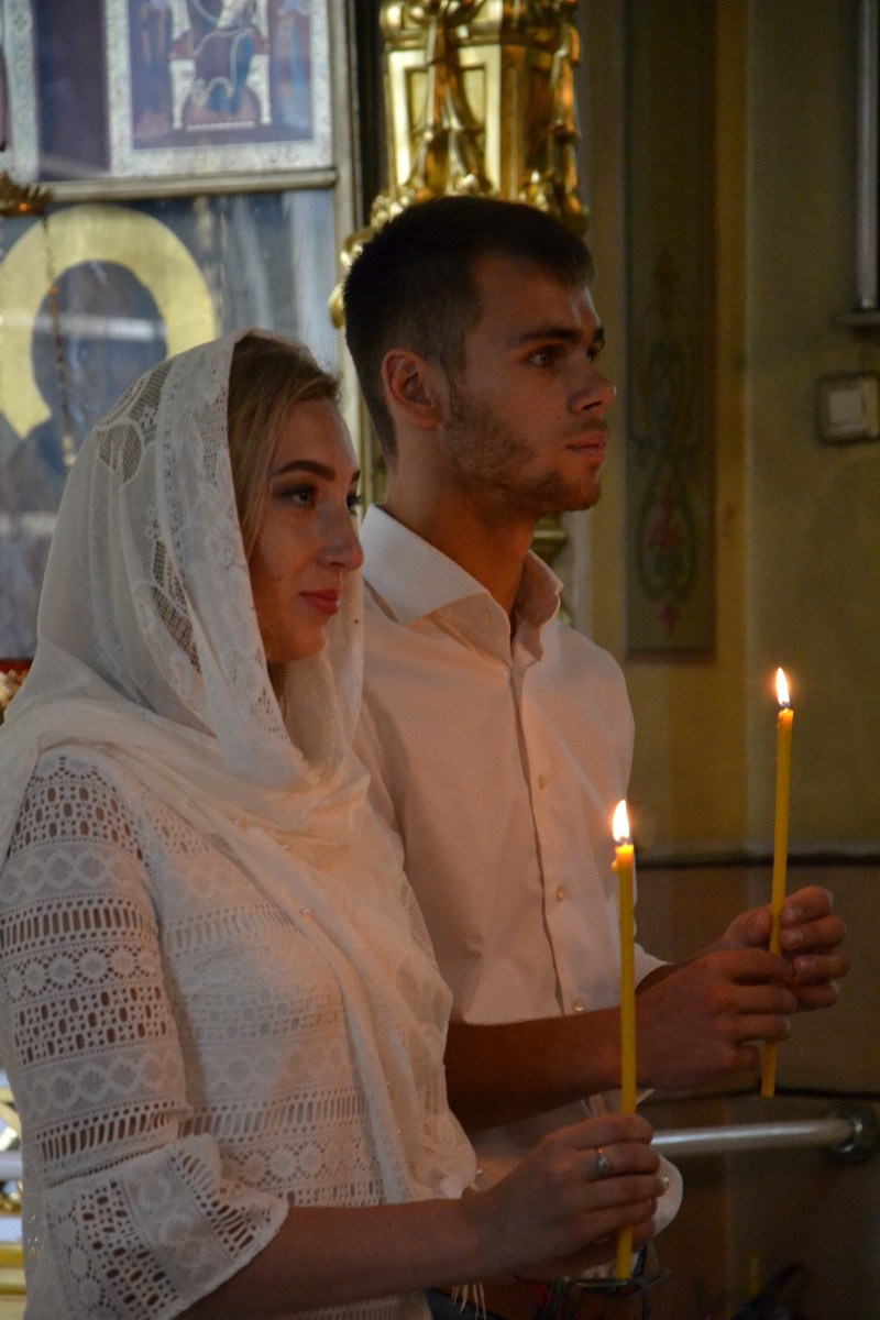 Посещение церкви. Благословение. Fotounata.ru