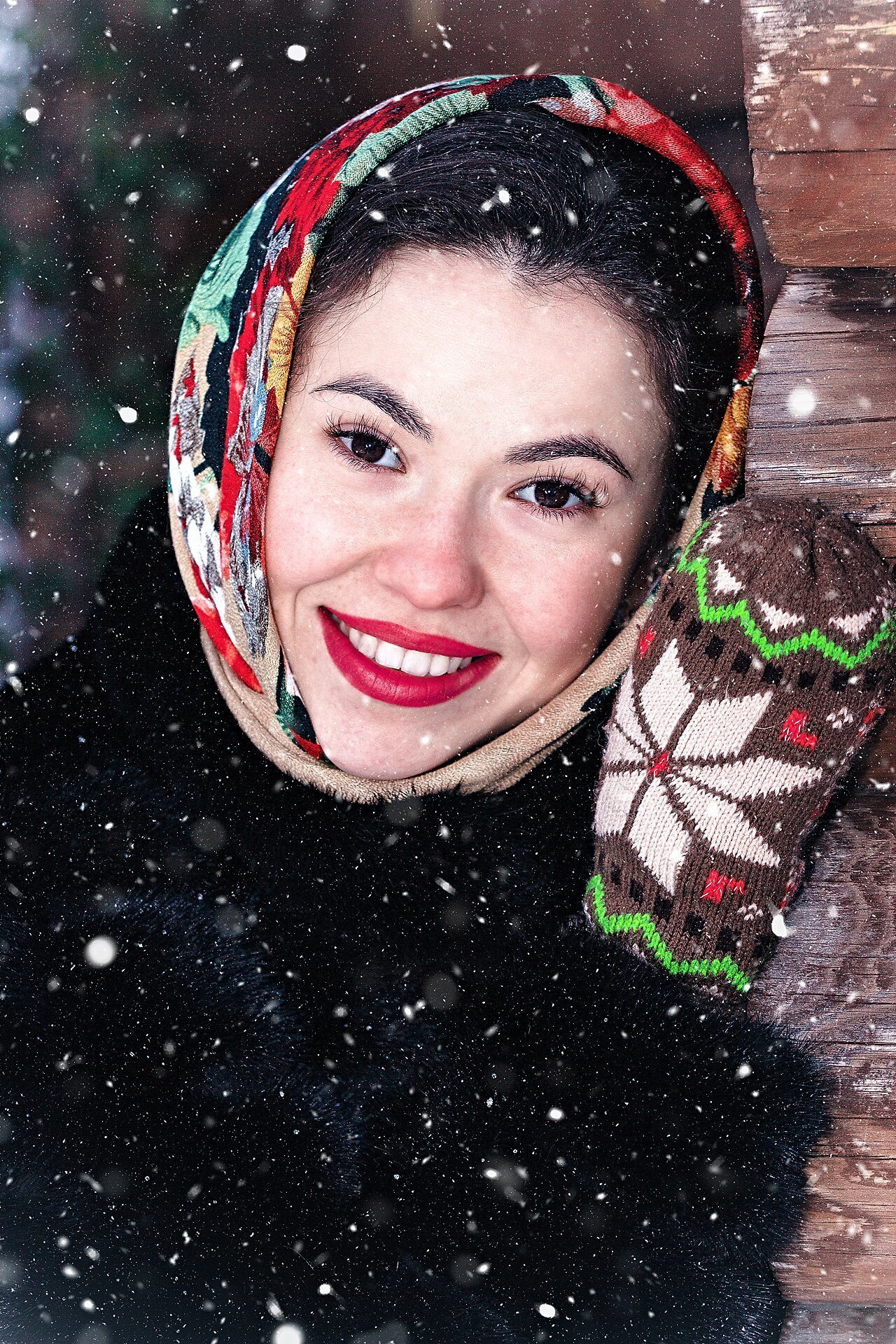 Как скоро око глядит на ясные либо черные участки сцены, зеница изменяет собственный калибр, сужаясь при взоре на калоритные объекты и расширяясь при взоре на тени, регулируя, таковым образом, численность света попадающего на сетчатку. Не считая такого, сенсоры сетчатки готовы модифицировать собственную аффектация к свету в зависимости от его интенсивности. В итоге мы можем распознавать подробности, как в светах, этак и в тенях, адаптируясь к условиям высочайшего контраста. Фотоаппарат экспонирует всю сцену с неизменными, предустановленными значениями диафрагмы, выдержки и ISO, и поэтому никак не в состоянии обхватить разность в ступени освещённости высококонтрастной сцены. Вывод таковой: опасайтесь сцен, контраст каких никак не укладывается в динамический спектр вашей камеры. Ежели контраст высок, устремляетесь умерить его, применяя отражатель либо наполняющую вспышку, чтоб чуть-чуть засветить фонарь тени. Ежели вы никак не сможете воздействовать на объяснение, и обязаны дарить или ясными, или тёмными участками сцены – поступайтесь тенями. Мы в большей ступени приспособлены к восприятию подробностей на свету, и поэтому темные тени смотрятся существенно наименее неестественно, ежели плоские выбеленные света. В конце концов, ежели вам никак не ленность (а мне традиционно ленность), никто никак не воспрещает пользоваться техникой HDR (High Dynamic Range), т.е., изготовить некоторое количество экспозиций одной и той ведь сцены, работав раздельно черные и ясные участки, а потом соединить их в одно изваяние в графическом редакторе.