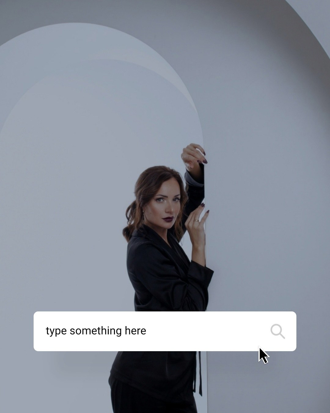 фото девушки в белой студии на фоне белой арки