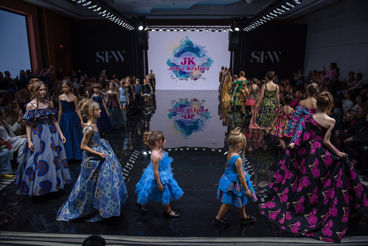 SochiFashionWeek2024 дизайнер Юлия Крылова. Семейный и коммерческий фотограф в Сочи Александр Бодунов