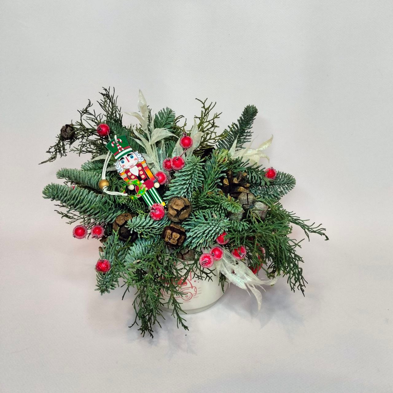 Композиция комплимент в кружке из натуральной хвои