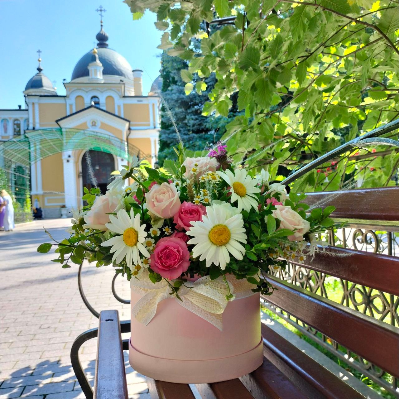 Нежная композиция в шляпной коробке