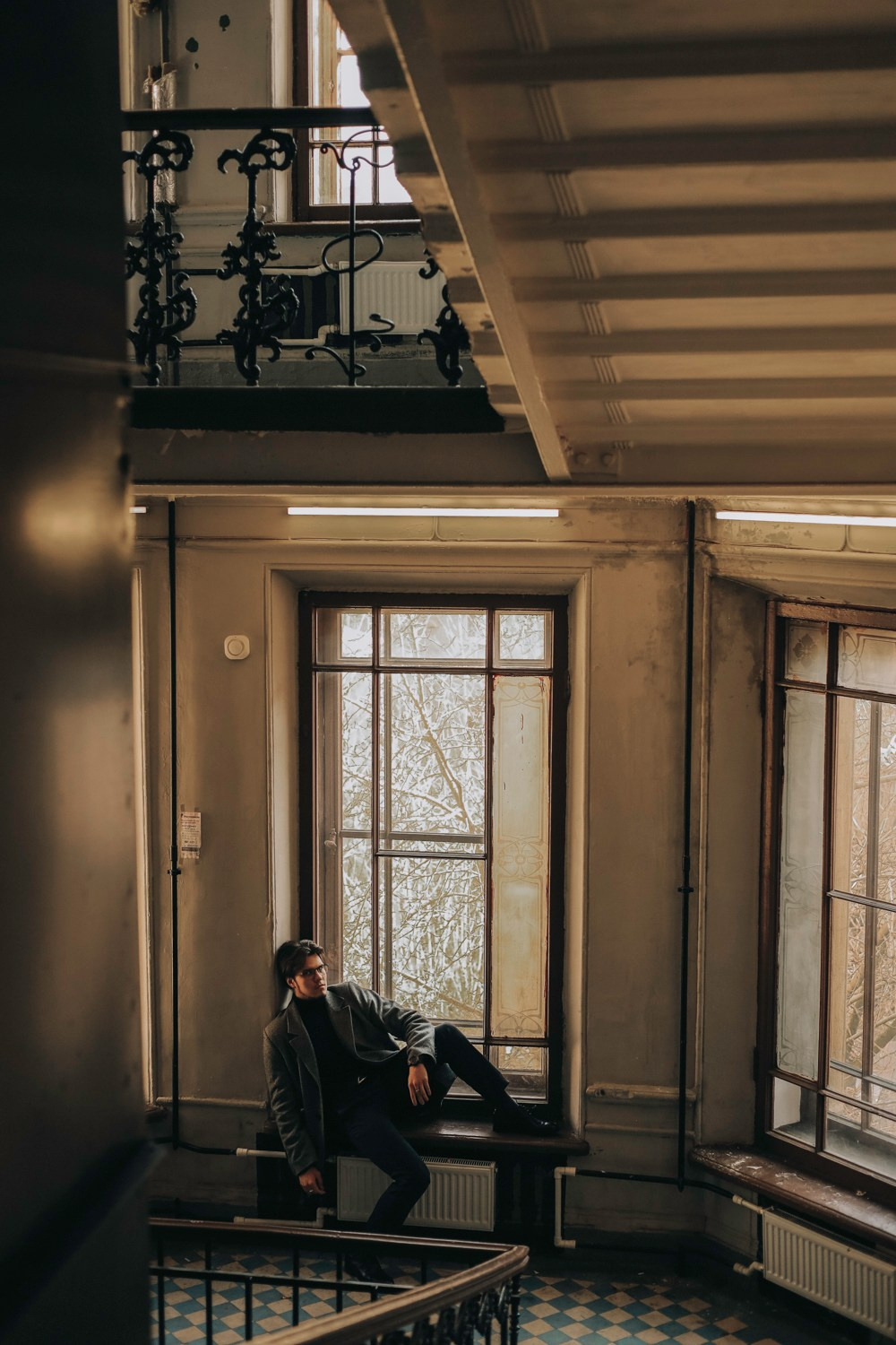 Мужская фотосессия в парадной Санкт-Петербурга. Портретный, семейный и свадебный фотограф в Санкт-Петербурге Диана Борзенко