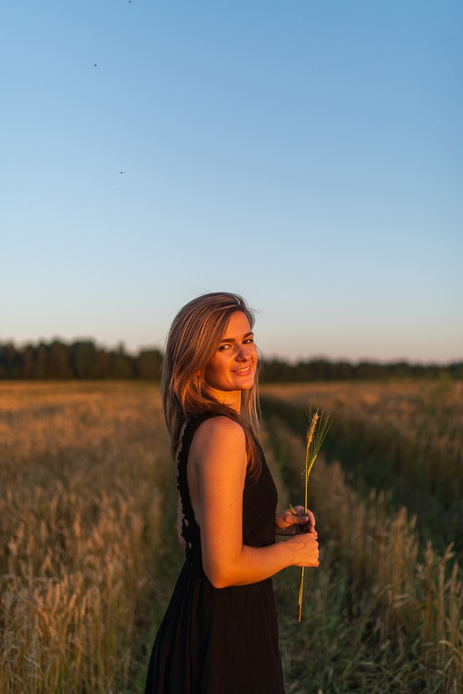 Поле, закат и наши улыбки. Фотограф Мария Ковкова