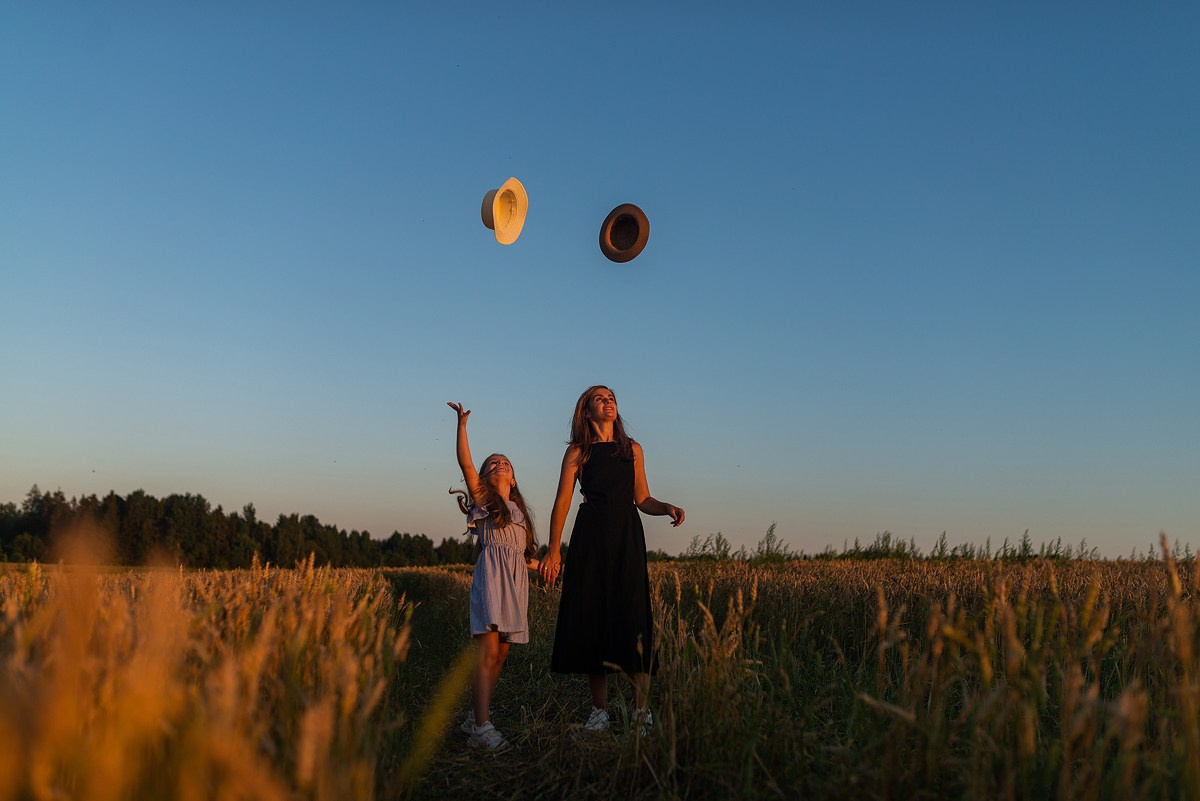 Поле, закат и наши улыбки. Фотограф Мария Ковкова