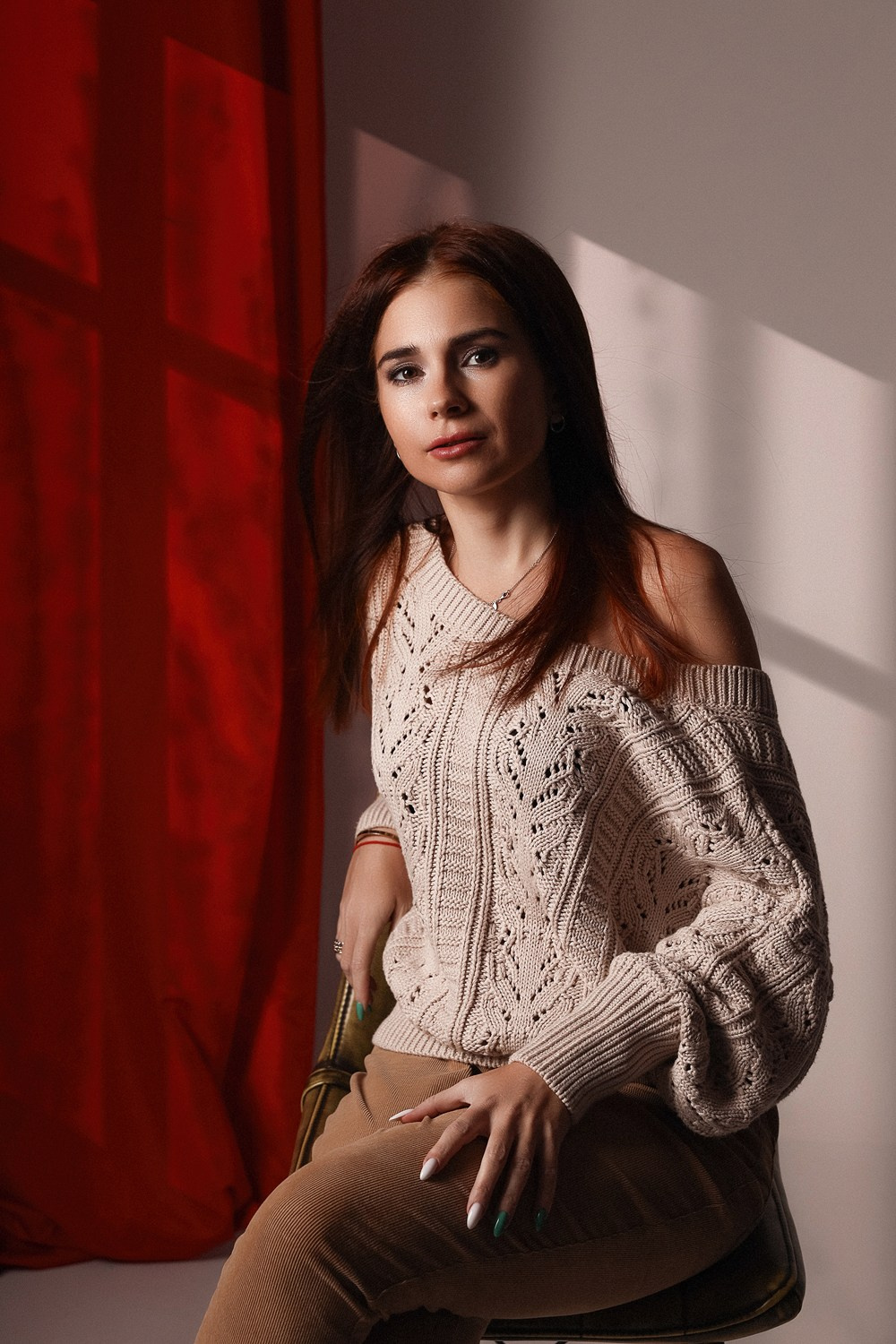 Portrait women’s photo session at the Photo Studio. Professional photographer in Sochi Victoria Joy. Teaching Photography