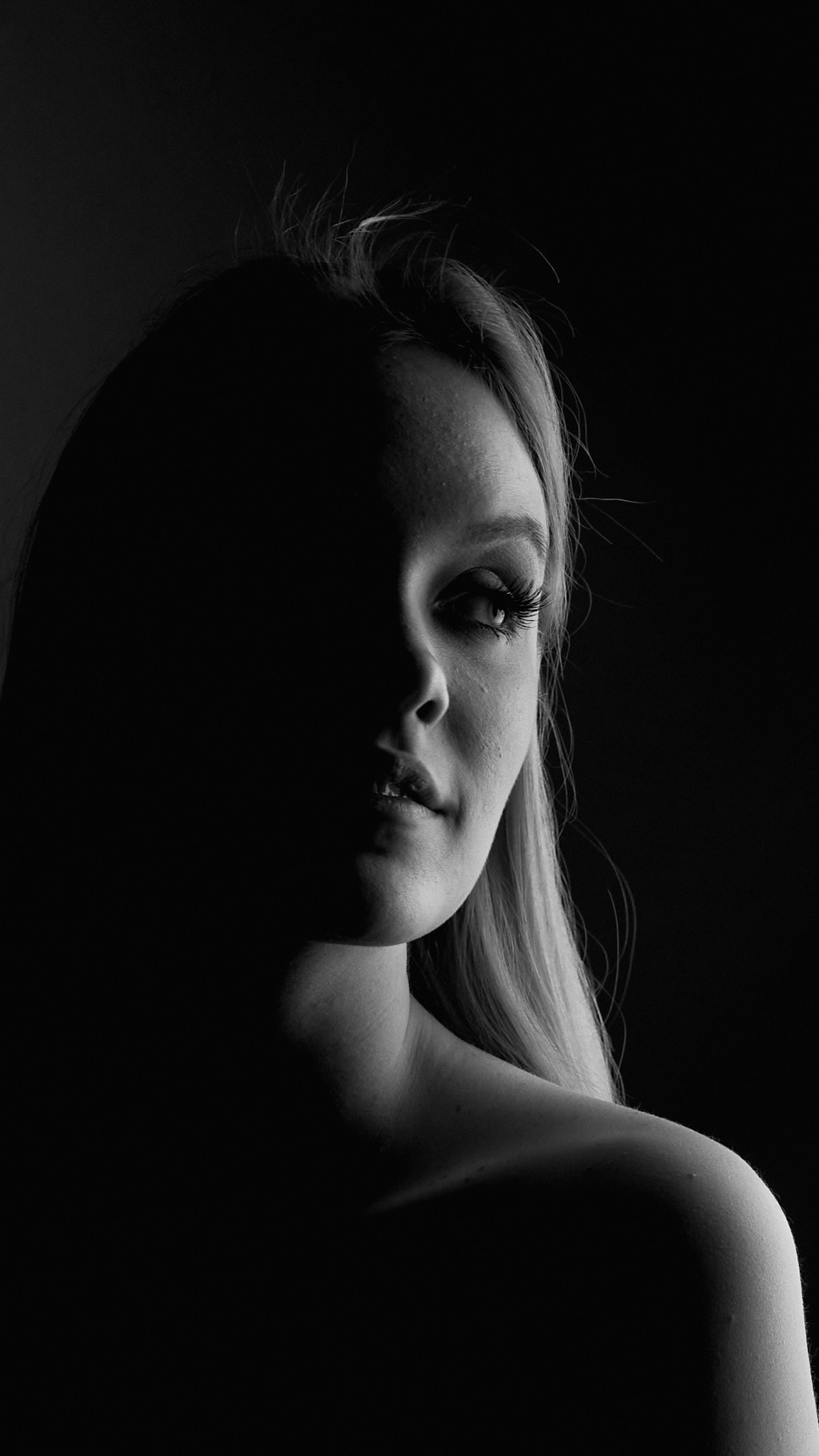 Черно-белый контрастный портрет девушка европейской внешности