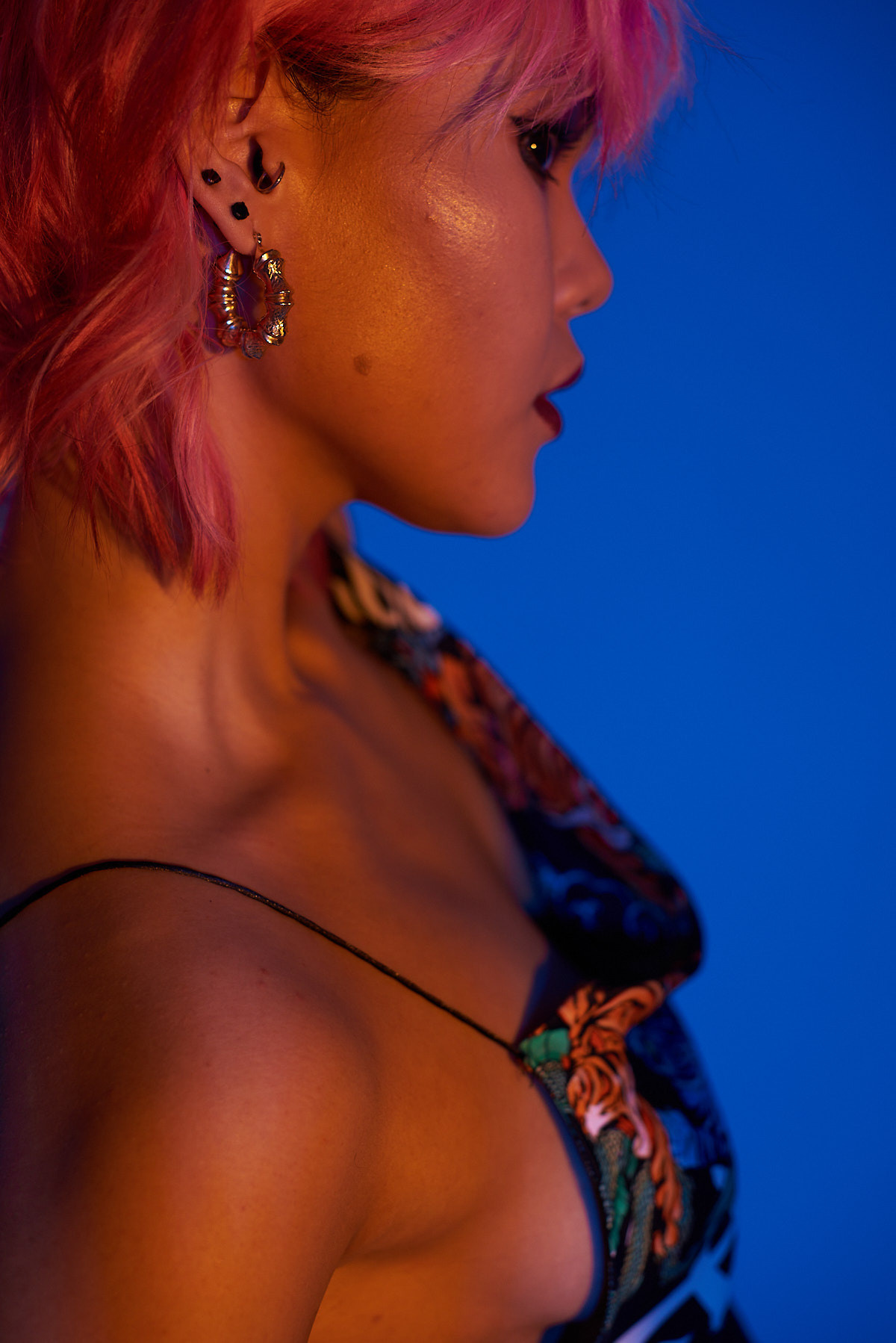 Студийная фотосессия с креативным цветным светом. Фотограф Алматы Ольга Photodooshy