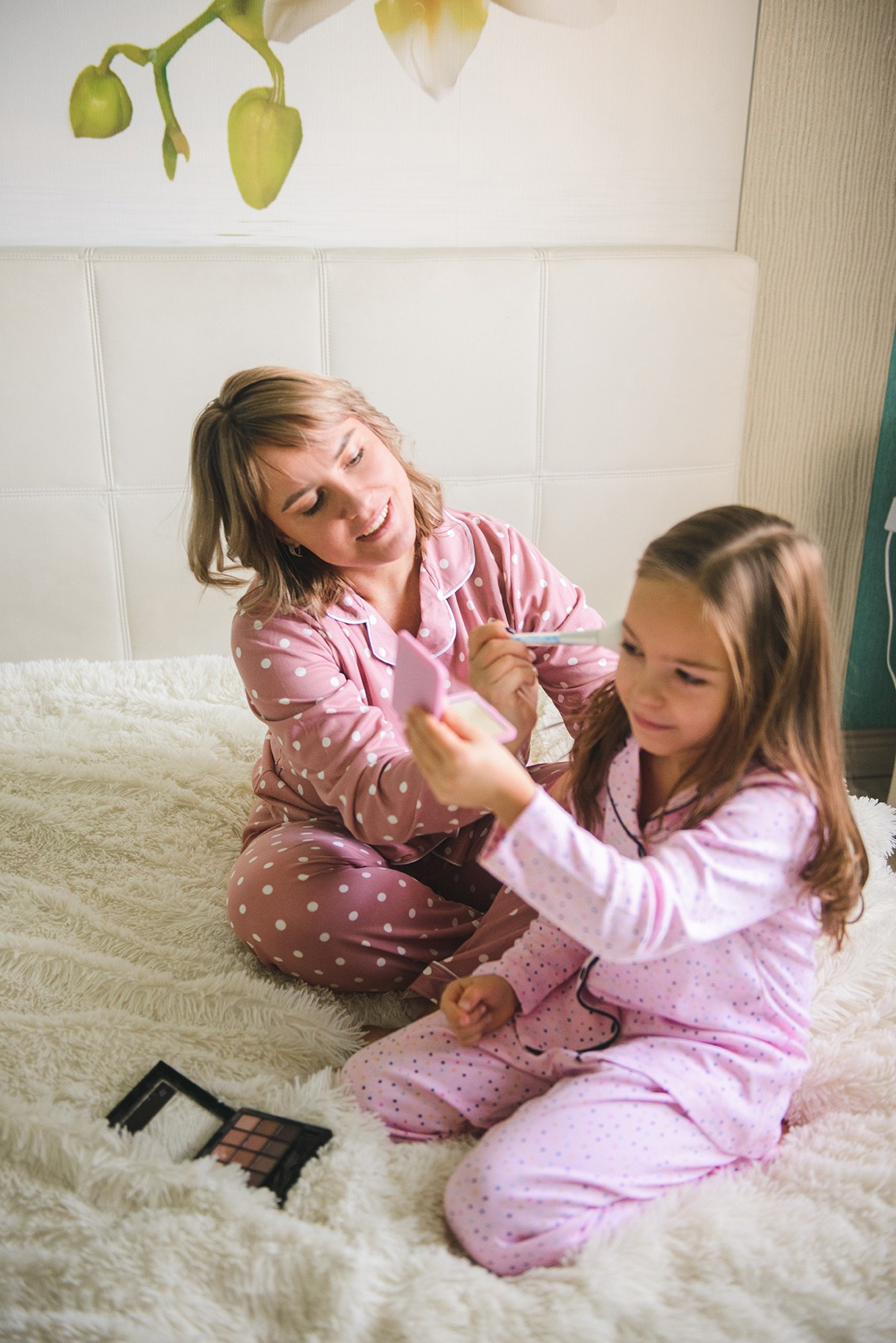Family photo shoot at home , mom and daughter, in pajamas, Photographer Elena Carruthers, Scotland