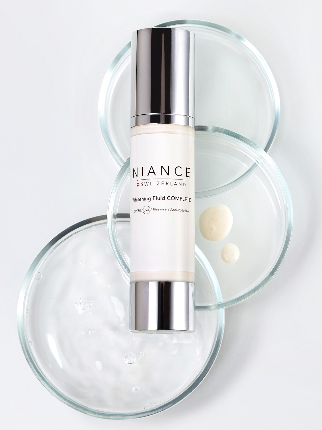 Рекламная фотосъемка флакона косметики с чашками петри