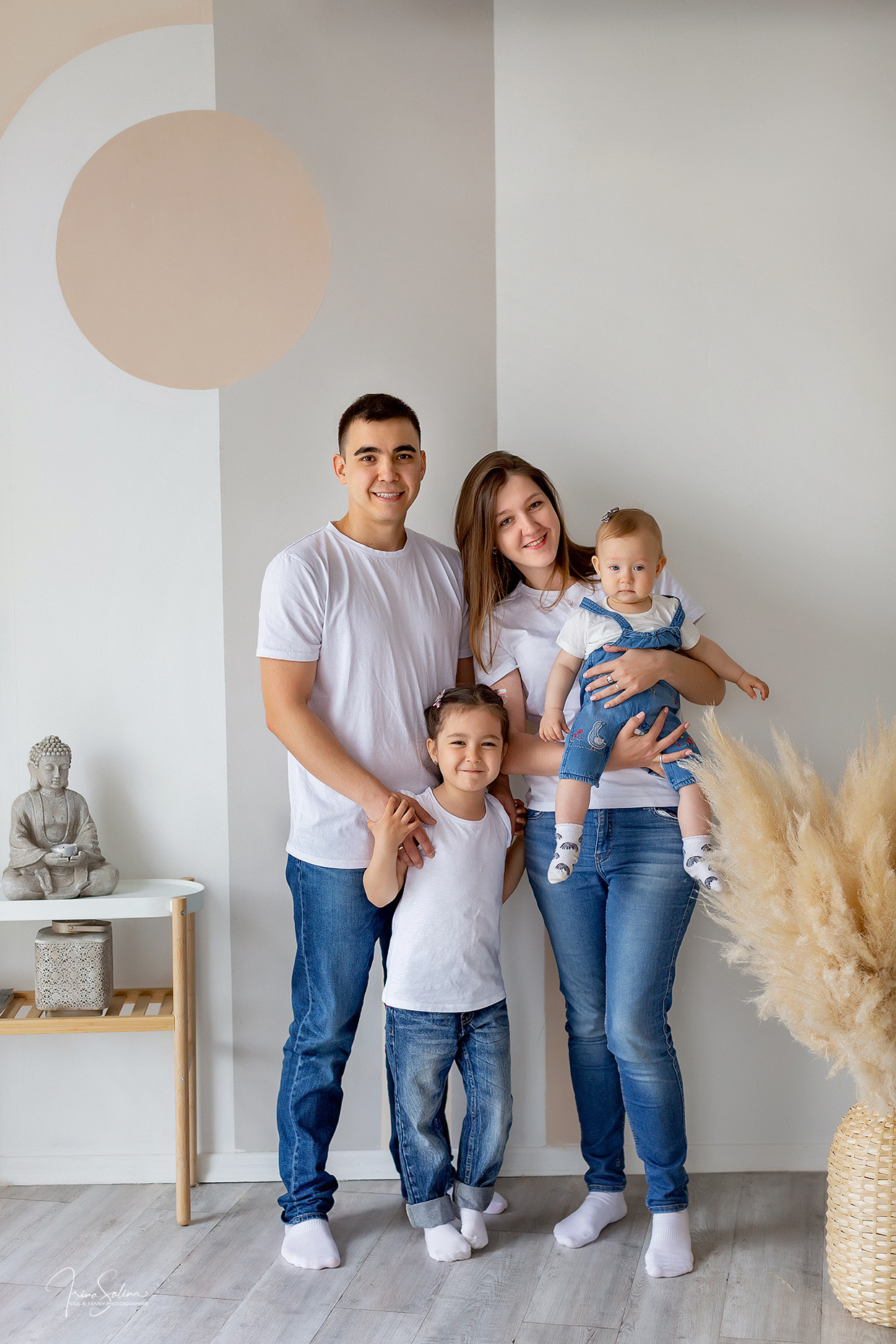 Семейная фотосессия в фотостудии в светлых оттенках. Детский и семейный фотограф в Екатеринбурге